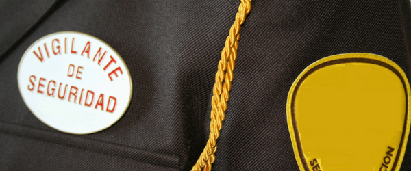 Placa de vigilante de seguridad situada en el pecho sobre uniforme